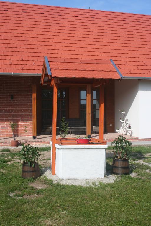 Malomko Apartman Zsira Экстерьер фото